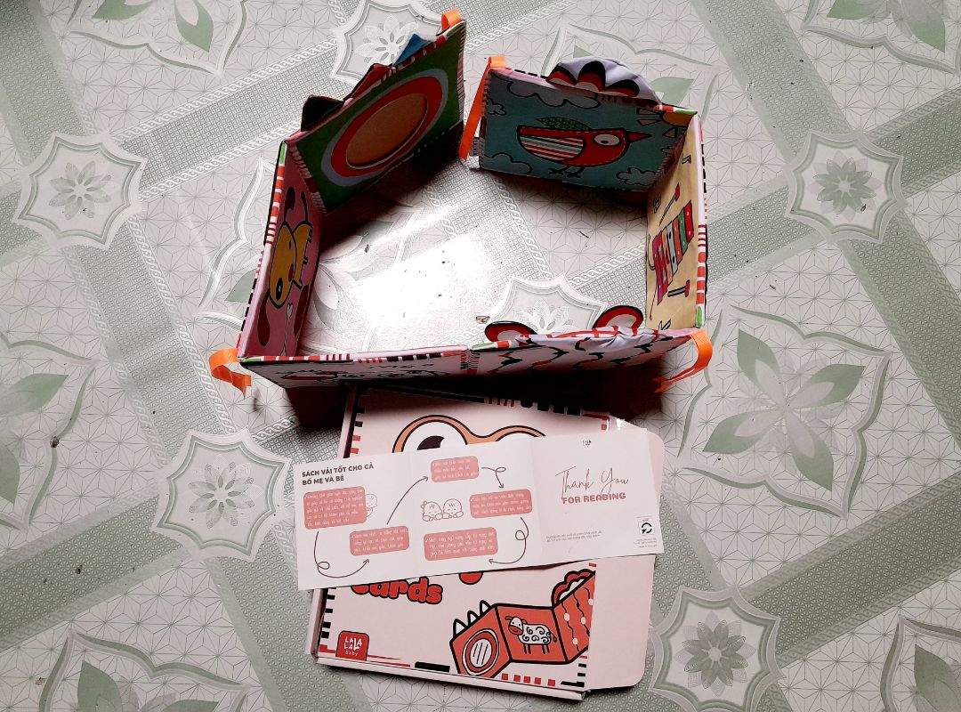 Sách dễ thương có âm thanh vui tai, em bé mê lắm, bà ngoại cũng vui với món sách đồ chơi này. Mà thích nhất là món này hàng Việt Nam, TỰ HÀO PROUDLY - MADE-IN-VIETNAM. Mong sẽ có nhiều món đồ chơi đồ dùng em bé do người Việt Nam sản xuất. Mua hàng nội địa cũng là bảo vệ và giữ gìn môi trường cho các con trong tương lai.