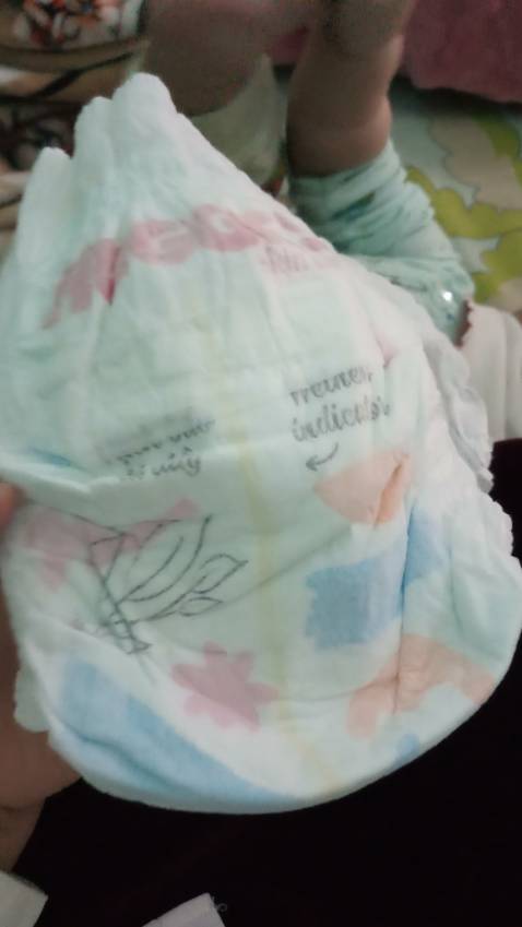 Huggies cũ dùng rất tệ, dày, thấm hút kém, vón cục. Loại tràm trà đỡ vón cục nhưng mà dày. Loại skin care này khắc phục đc hết nhược điểm rồi, mỏng nhẹ, thấm hút tốt, dàn đều, không vón cục