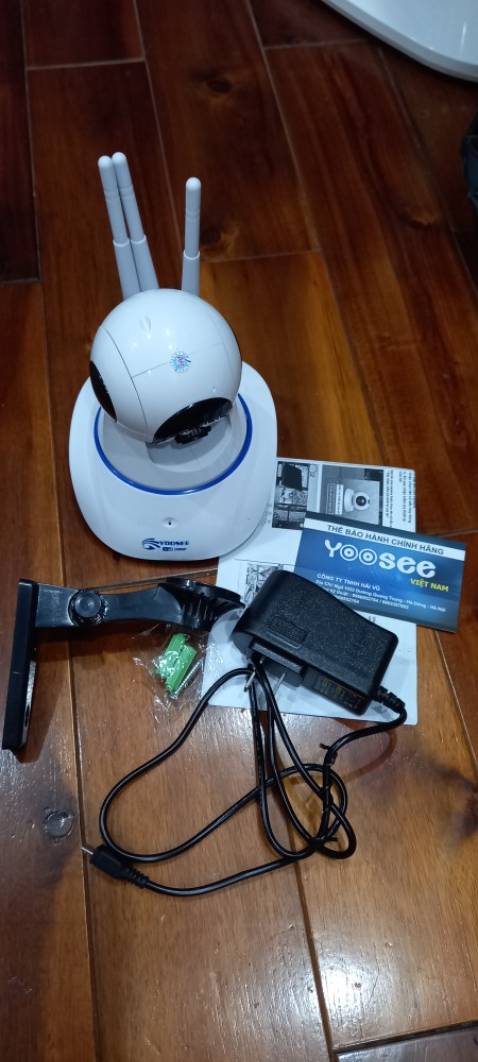 giao nhanh, mò vài phút là tự cài được, hình ảnh tạm ổn,nút reset dưới mắt quay (cạnh khe thẻ nhớ) chứ ko phải lổ ở dưới chân như hướng dẫn??, sản phẩm nhận gồm thẻ nhớ, pass treo, giấy hướng dẩn, tem thẻ bảo hành, mong bền là được rồi ??