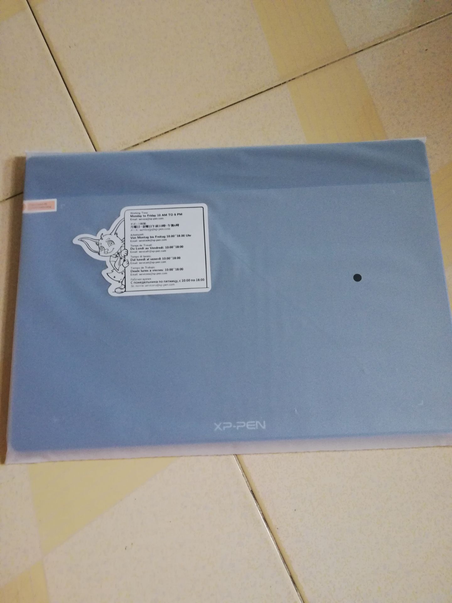 Bảng vẽ vận chuyển nhanh, đóng gói dày, chắc chắn. Màu xanh khá đẹp mắt, nhìn rất sang trọng. Đã xài tù sáng đến giờ, độ cảm ứng khá nhạy, vẽ nét thanh đậm đều