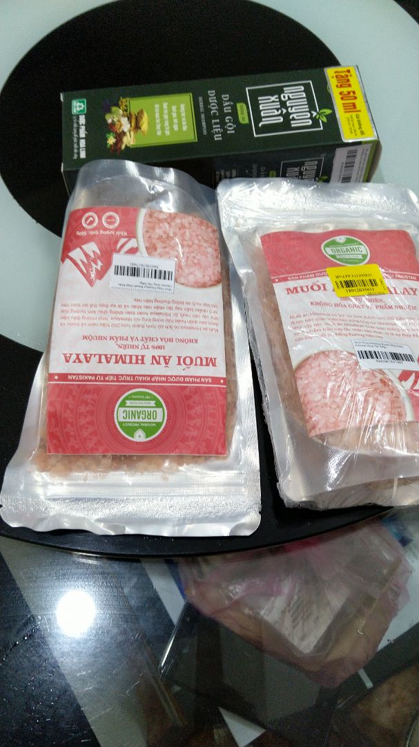 Muối ăn có vị ngọt, không mặn chát như muối bt. Chỉ tiếc là phần đóng gói chỉ có 1 túi là có kèm phiếu giao hàng và trong đó cũng chỉ ghi số lượng 1, còn 1 gói kia bỏ ngoài và không có phiếu giao sp. Không biết như vậy là gói kia ở đâu giao và có đúng sp thật không? nhưng nhìn bao bì bên ngoài thấy cũng giông và mình tin tưởng Tiki nên mình vẫn ok.