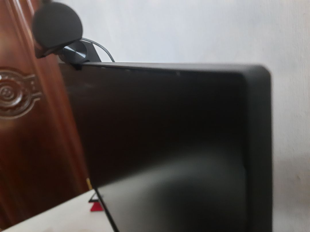 Ưu điểm:
Đèn sáng, rõ đặt trên đầu màn hình chỉnh gập lên xuống là không bị chói 
Nhược điểm: 
Màn hình tràn viền sẽ bị mất 1 khoảng nhỏ trên đầu 
Ép hơi chặt vào màn không biết có ảnh hưởng gì không.