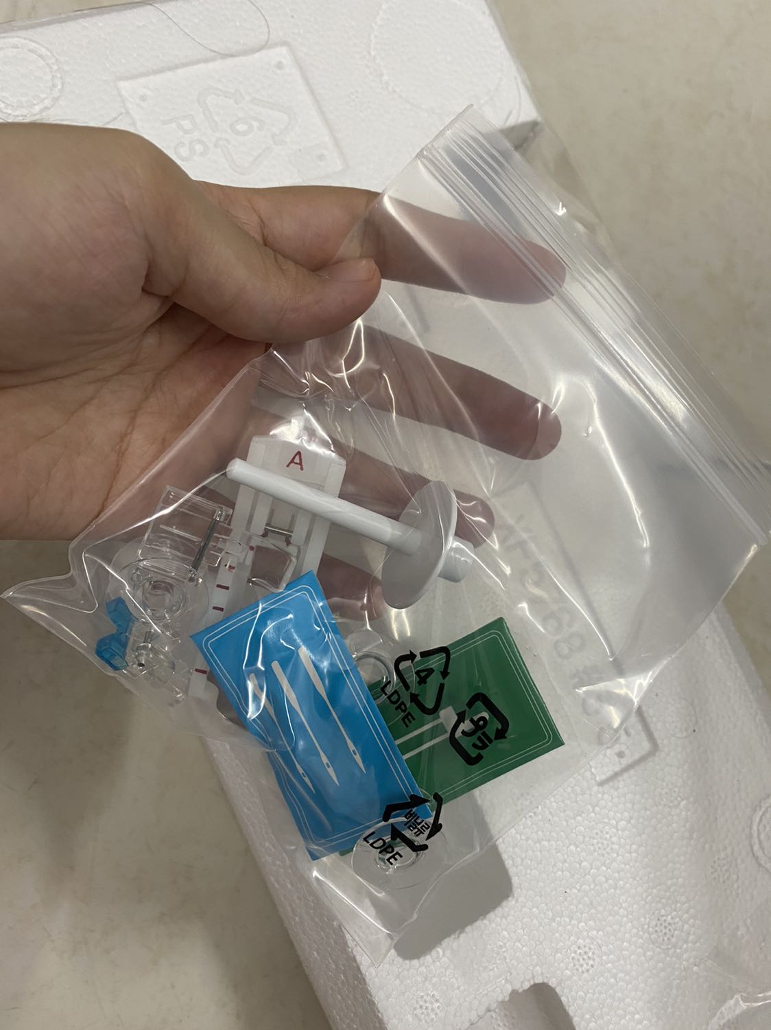 Máy đẹp, đúng mẫu, giao nhanh chỉ trong 1-2 ngày là nhận được. Có phiếu bảo hành đầy đủ. 
Phụ kiện đầy đủ đc bỏ trong túi zip và nhét vào khe hộp xốp… làm ban đầu mình kiếm hoài ko thấy cứ tưởng là thiếu 😂😂