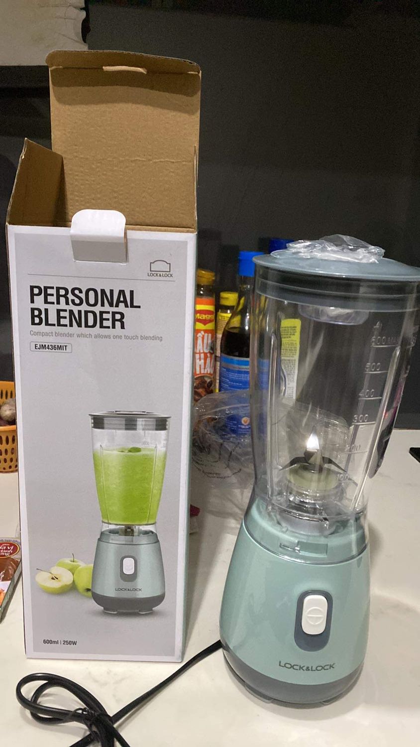 Có thể xay đc khoảng 2 ly sinh tố bơ thế này. Cối nhựa nên khá yếu chỉ xay đc khoảng 4 viên đá viên nhỏ thôi mà máy cũng phải gồng mãi mới xay nát đá đc (có mùi khét). Săn sale 409k thôi thì cũng ổn đó