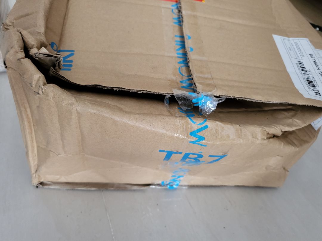 được tặng quà cũng dui nhưng mà cái thùng giao đến móp méo quá nhiều nên niềm vui giảm đi 1 nửa