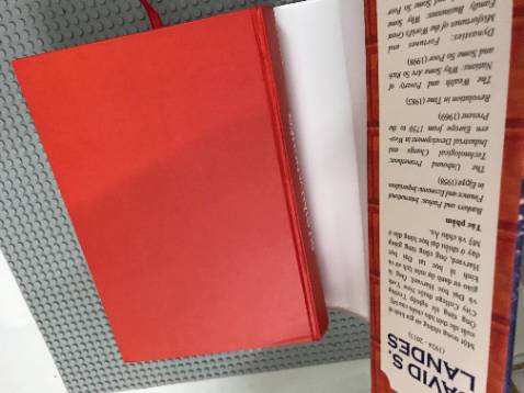 Mua được giá tốt, có 131k thôi. Sách nhận được có màn co bên ngoài nên hình thức rất ổn. Sách này làm kiểu bìa rời (như hình), mình không thích kiểu bìa này lắm. Nội dung thì mới đọc lướt ra nên chưa đánh giá được nhiều, nhưng đoạn mình đọc lướt thì thấy cũng ổn về cách dịch và không quá khó hiểu.