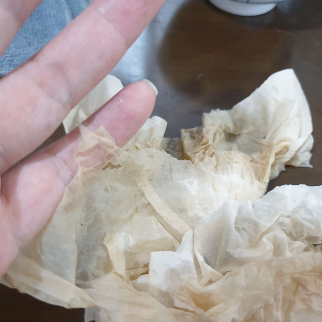 Đọc comment ai cũng nói giấy dai, tốt. Nhưng chắc nhà cung cấp chà trộn hàng nhái. Mình mua giấy bở bục. Lau tay giấy nát dính hết vào tay phải mất công ngồi gỡ. Dở tệ.