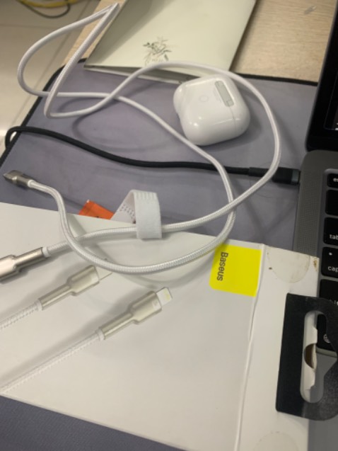 Hình ảnh màu đen, giao dây sạc màu trắng
Sạc vào rất chậm dù để dock sạc 20W