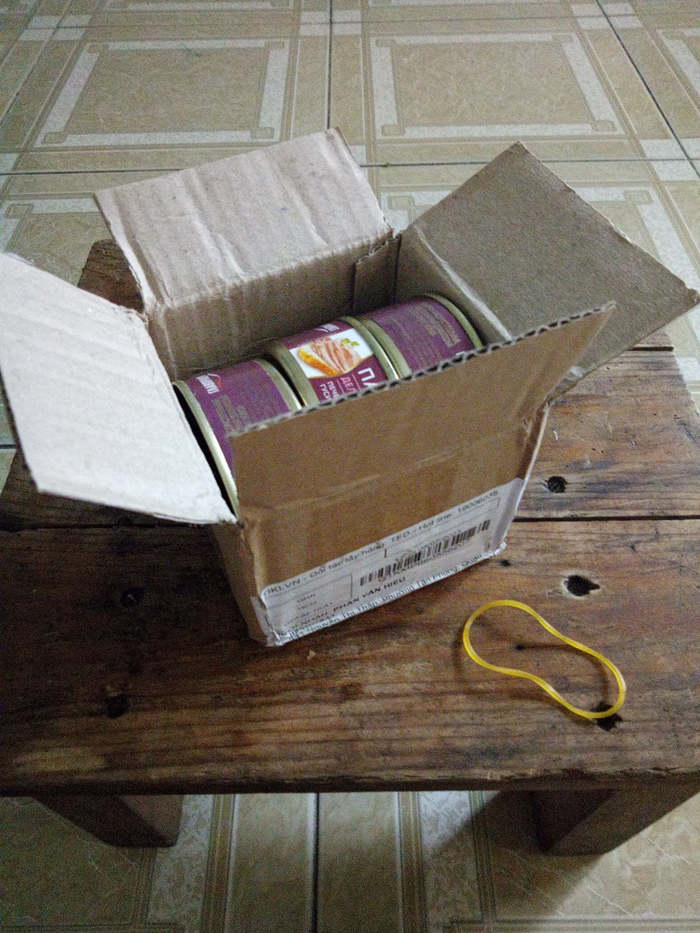 lần đầu tiên mở họp hàng ra cảm giác như bị ***, thứ 3 shipper giao hàng mình lu bu nhờ bạn nhận dùm, kết quả mở ra bình xịt thành 3 họp pate, rồi sáng thứ 7 này mới có giao nhận đến nhận lại họp hàng. kết quả ko biết khi nào mới nhận lại đc cái bình xịt. Chủ shop giao nhầm mình ko trách, nhưng mà rất tốn thời gian