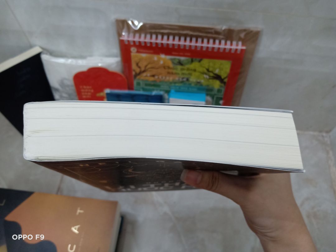 Sách của Nhã Nam rất đẹp, lỗi in thì có thể liên hệ Nhã Nam để đổi được. Quà đầy đủ, sale mạnh. Mình hơi buồn Tiki vì khâu đóng gói rất sơ sài, ko có bọc xung quanh, nên trừ điểm chỗ này. Cũng may mình mua nhiều nên vừa hộp, ko bị lỗi gáy sách mấy, nhưng cũng bị nhăn gáy sách. Khâu vận chuyển cũng làm mình sốt ruột nữa, ko thấy cập nhật gì kỹ lắm, nhưng đợt này giao đúng hẹn.