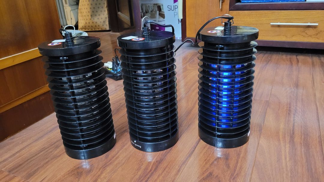 Hàng đóng gói cẩn thận. Giao trước hẹn. Cắm điện ba cái thì chỉ một chiếc sáng le lói. Thất vọng.