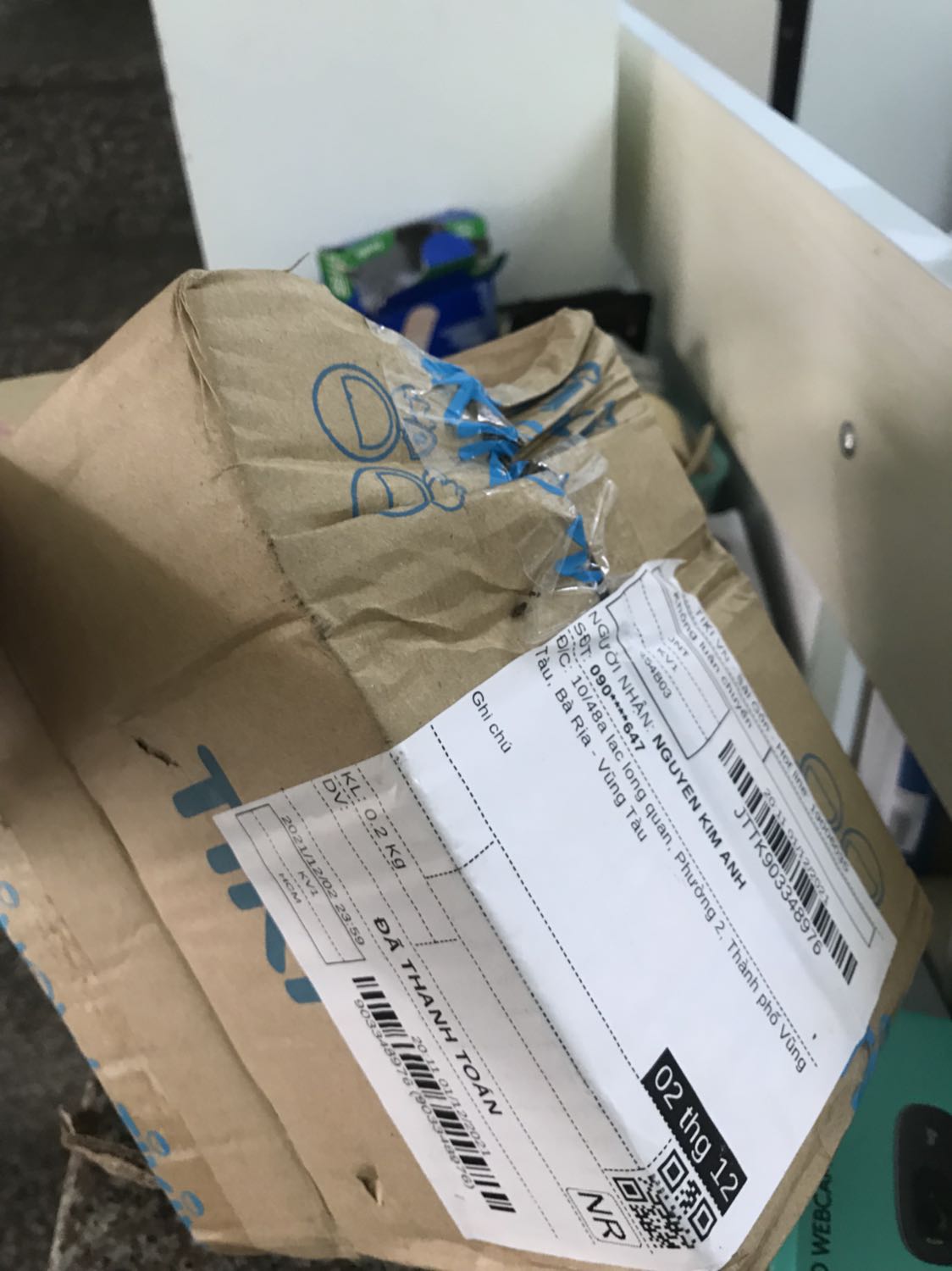 công bằng tý nha. Mình nhận gói hàng ntn có nên cho 5* dc ko? 
May sao Webcam ko bị ảnh hưởng j.
Chứ mắc công gọi đt tổng đài đổi trả phiền phức, mất thời gian.
Tiki nên rà soát lại khâu vận chuyển lại đi, mất khách hết....