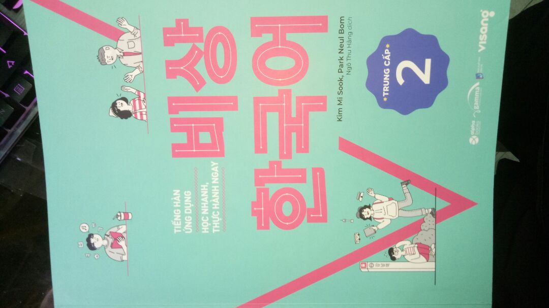Ngữ pháp giải thích khá rõ ràng.
Phần từ vựng ko được nhiều nên các bạn phải học thêm tài liệu khác để nâng cao vốn từ.
File nghe online rất tiện lợi.
Sách có in màu thì hay biết mấy :3