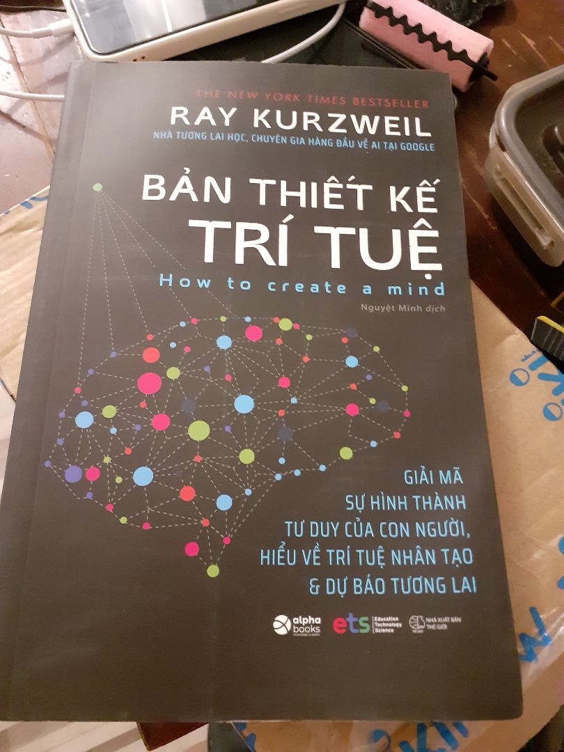 Tiki đóng gói không có tâm chút nào, k lót chống sốc thì lựa hộp nhỏ vừa khít sách đi, chứ để hộp lớn nà không lót gì cả làm sách quăn mép, trầy góc hết. Sách bị vầy nhìn tụt hết cả cảm xúc. haizz, buồn không tả...