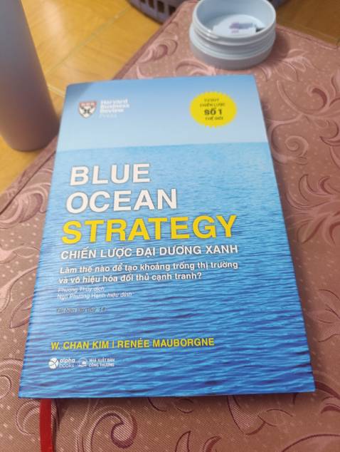 Mặc dù là bìa cứng , thông thường mình thấy sẽ đc in cả mặt ngoài và mặt trong 
Nhìn mặt sách thấy hơi giống sách giả quá ạ 🫠🫠🫠