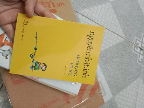 Sách đóng gói kĩ, ko bị hư hại gì hết, sách cực đẹp luôn nha mọi người, có bìa áo còn được tặng thêm quyển út quyên và tôi