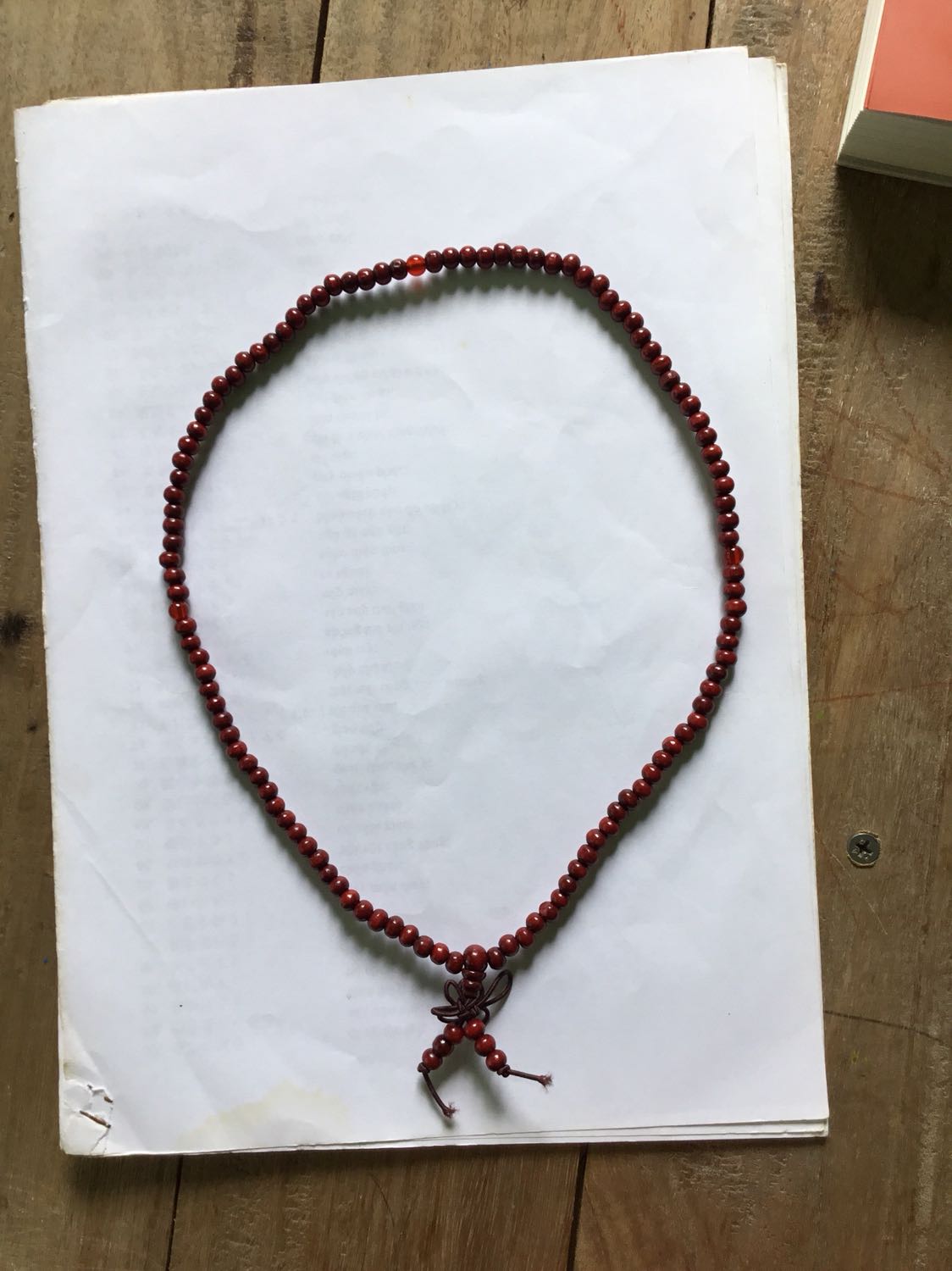 Nhỏ hơn mong đợi. Nhìn hình của shop cứ nghĩ nó sẽ lớn, ai dè.... Trong hình, mình đặt vòng trong tờ A4, để mọi người có thể hình dung. Và có thêm vài hạt bằng nhựa, hic. Cái cuối cùng kg thích là “made in China”!