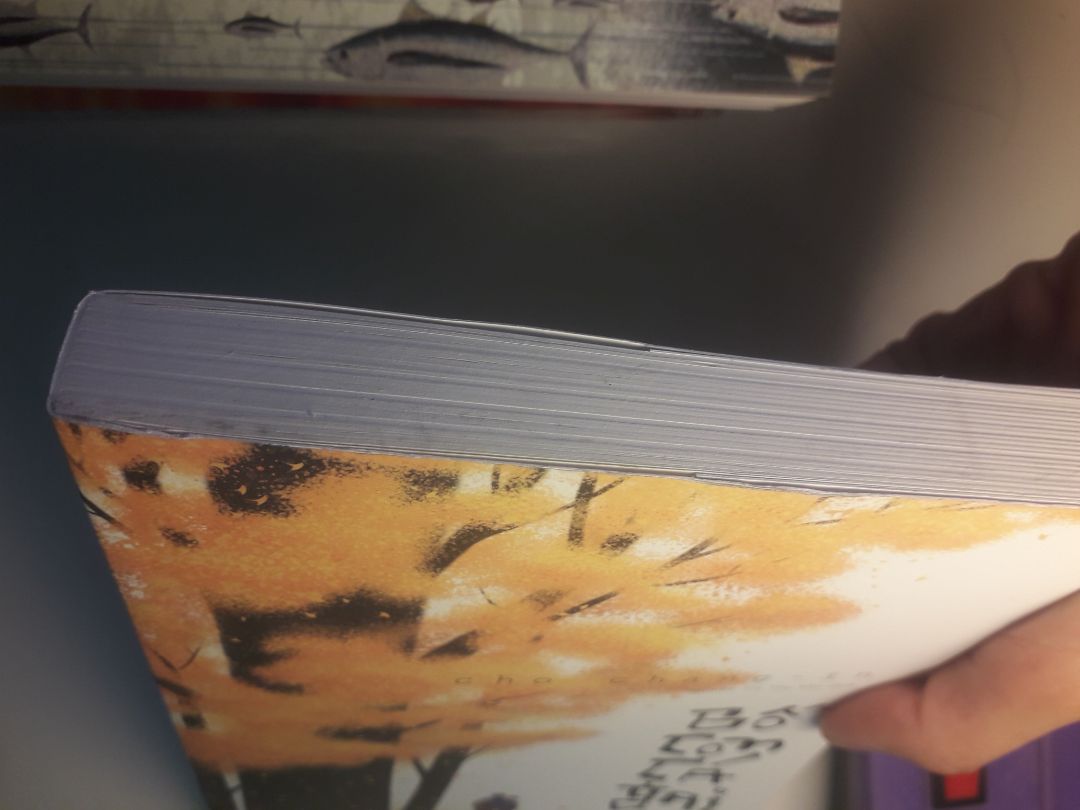 Mình đặt hàng ở tiki cũng nhiều nhưng mà chưa lần nào nhận được bọc hàng ẩu như này. Mình không biết là do tiki bọc không kĩ hoặc vấn đề do bên vận chuyển. Mình cũng dễ tính, bọc hàng có vấn đề nhưng k ảnh hưởng tới sách mình cũng k ý kiến gì. Đợt này mình đặt hơi nhiều sách, may mắn là không ảnh hưởng nhiều đến tất cả số sách mình đặt (9 quyển thì có 3 quyển có vết bẩn, bìa sách bị cong) chứ không mình cũng gớt nước mắt. Mình hy vọng lần sau tiki cũng chú ý hơn khi bọc đơn hàng nhiều sách, vì sách cũng khá nặng nên vận chuyển cũng dễ xảy ra sơ suất, với lại mấy người thích sách như mình nhận hàng như này cũng hụt hẫng nữa :((