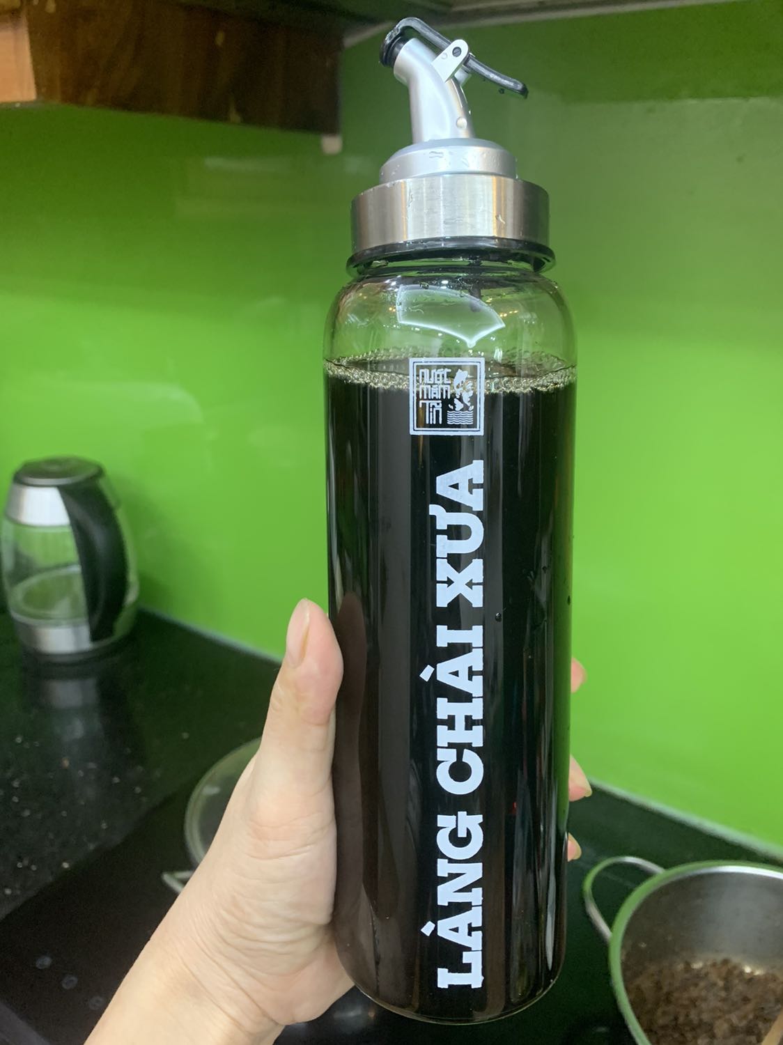 Nắp chắc chắn rót k bin rớt ra ngoài