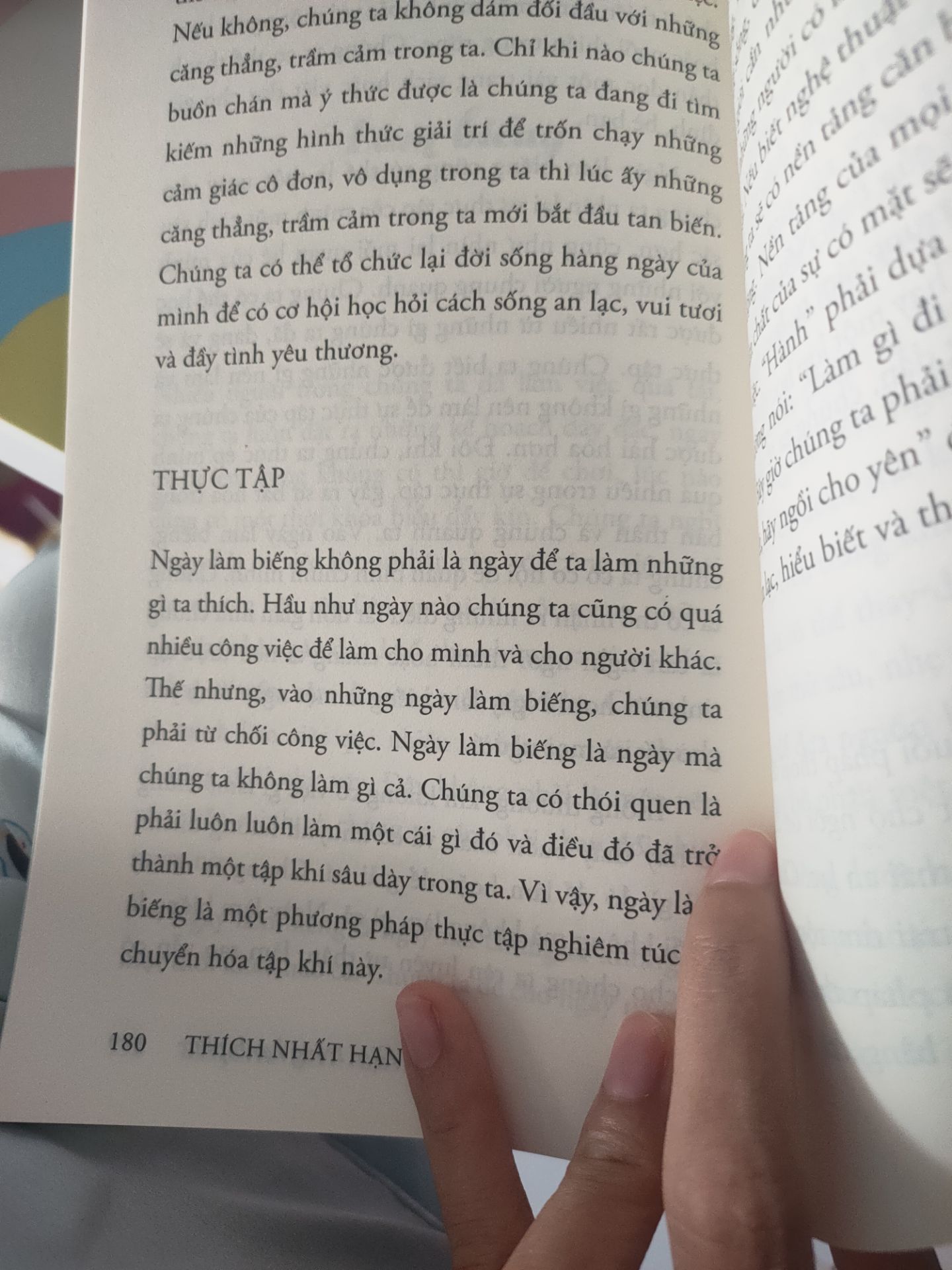 đây là quyển sách đầu tiên mk mua của thiền sư Thích Nhất Hạnh. nghe qua thầy đã lâu, sách giao nhanh trong thời dịch mà sáng đang ngủ shipper gọi nhận hàng r. dạo này mk muốn nghiền ngẫm về chủ đề hạnh phúc cho nên mk thấy đây là quyển sách mk cần, uhm mk xem lướt qua sách thì có ns về thiền, xuyên suốt quyển sách viết rất nhẹ nhàng, đáng để thử, lâu r mk chưa mua sách sẵn dịp mua tặng sn bạn thì mk cũng mua tặng bản thân, chúc b tìm đc quyển sách ưng ý