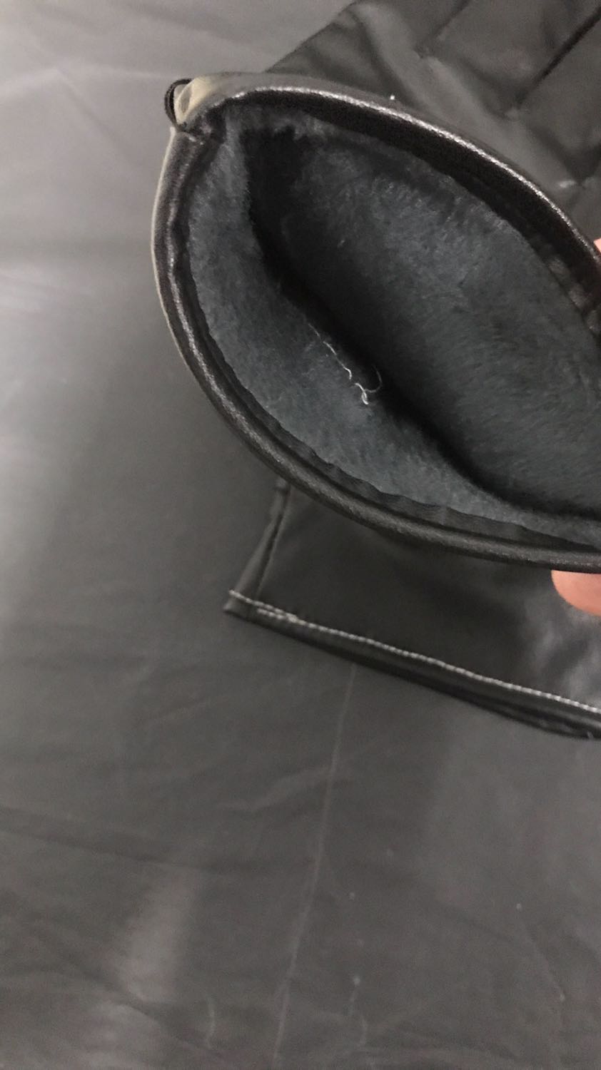 Găng tay da ấm áp. Mua về đúng đợt rét đầu mùa dùng thích ghê. Đi mưa khá ổn không sao cả. Lớp lông bên trong làm găng tay mềm mại dễ chịu. Da co giãn tốt đeo cũng rất thoải mái nữa ý. Sản phẩm tốt đánh giá 5 sao. Cảm ơn shop và tiki