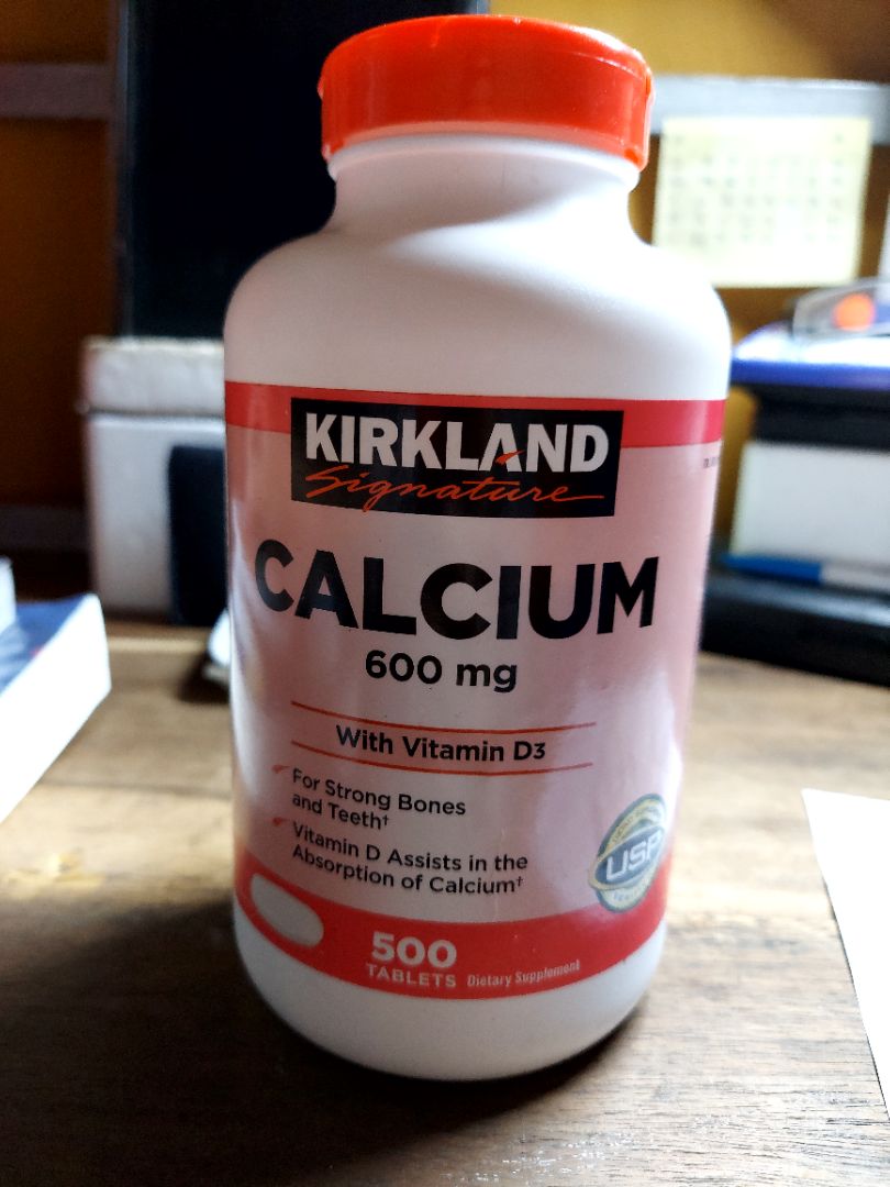 nhìn kĩ viên thuốc bằng mắt thường có nhiều chấm bi màu vàng nhạt giống như thể bị ẩm, mốc😥