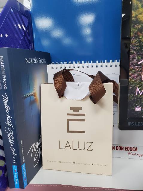 - Đóng gói: cẩn thận, có bọc bìa
- Ship: nhanh lắm 1 ngày thì phải
- Chất lượng giấy, in: in rất rõ nét, giấy dày dặn giở sách đầm tay, đóng gáy chắc chắn, sách thơmmm mùi sách mới nữa
- Nội dung: rất hay, hay hơn 2 phần trước nữa, một cái kết rất tuyệt vời