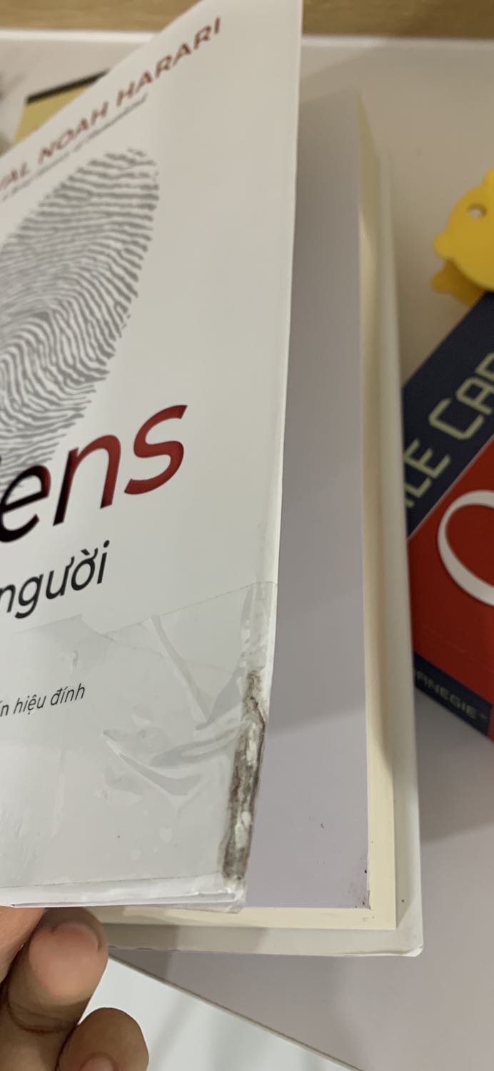 Mình nhận sách thì thấy 1 góc bị rách ntn rồi.