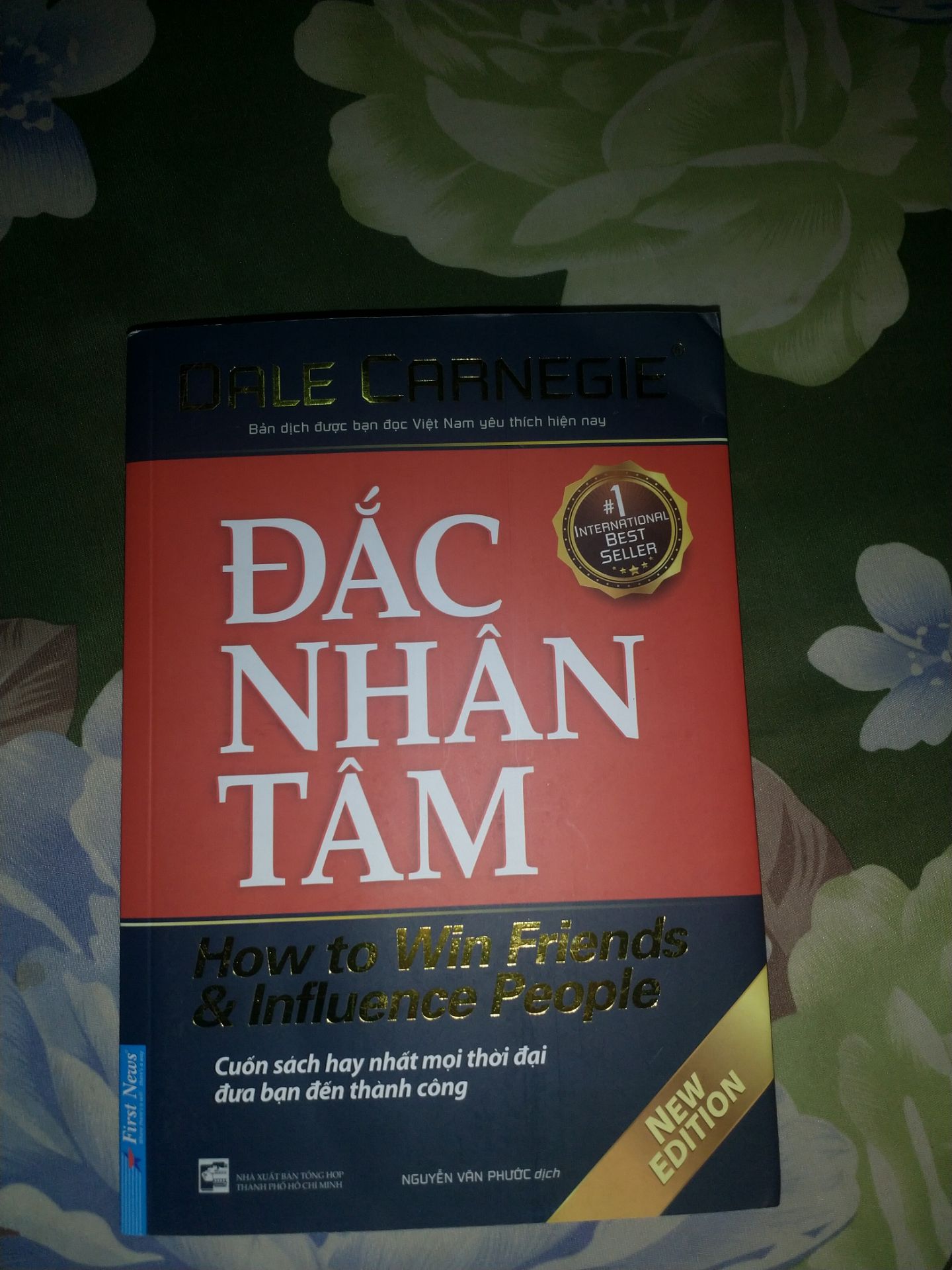 Giao hàng đúng dự kiến. Sách nhận được hơi cong ở mép sách. Sách có tặng kèm bookmark. Sách có chất giấy khá nhẹ nên quyển sách cầm cũng rất nhẹ tay. Tuy nhiên sách được cắt rất cẩu thả, mép giấy nham nhở trông rất mất thẩm mỹ.