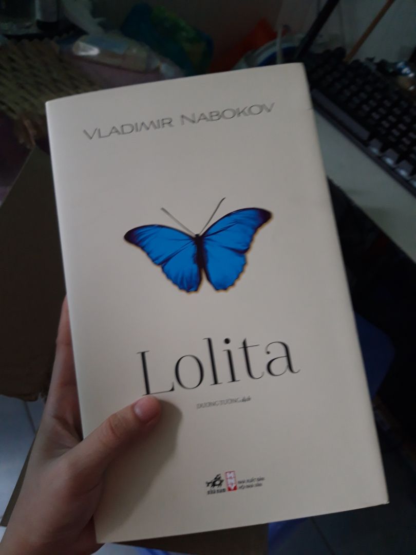 sách đẹp nhìn thích lắm, sách có cái bìa ngoài gỡ ra được, rồi cái ở trong mới là bìa  sách thật😂, lúc mở ra cứ tưởng sách nó rớt cái bìa, nói chung là sách nhìn đẹp và to lắm. Nội dung thì chưa biết nhưng mà đọc thử vài dòng thì thấy cuốn cuốn rồi đó.🙈