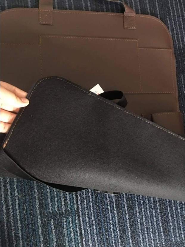 Nhận được hàng vài bữa rồi giờ mới có thời gian đánh giá cho shop. Mình đổi màu nhưng shop vẫn vui vẻ đồng ý :3 chất lượng da của sản phẩm ổn, không có mùi hôi nồng. Túi dễ lắp lên ghế và dễ dàng cố định chắc chắn, túi chông được nước mà ngăn điện thoại hơi nhỏ nên mình không để được.