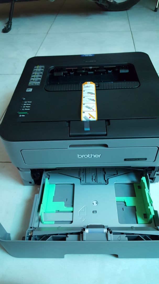 sản phẩm nguyên đai nguyên kiện, hàng chính hãng, bảo hành chính hãng 2 năm, đăng ký bảo hành online tiện lợi. Chất lượng bản in rõ nét, in nhanh, mực đẹp, in 2 mặt tuyệt vời. Có CD driver và hướng dẫn cài đặt dễ dàng. Với giá này rẻ hơn con Canon 2900 huyền thoại, mà còn in được 2 mặt. Nói chung là 99% hài lòng. còn 1 % là máy hơi to xíu. Tuy nhiên màu đen xám thì khá sạch. ok !! triệu like kkk