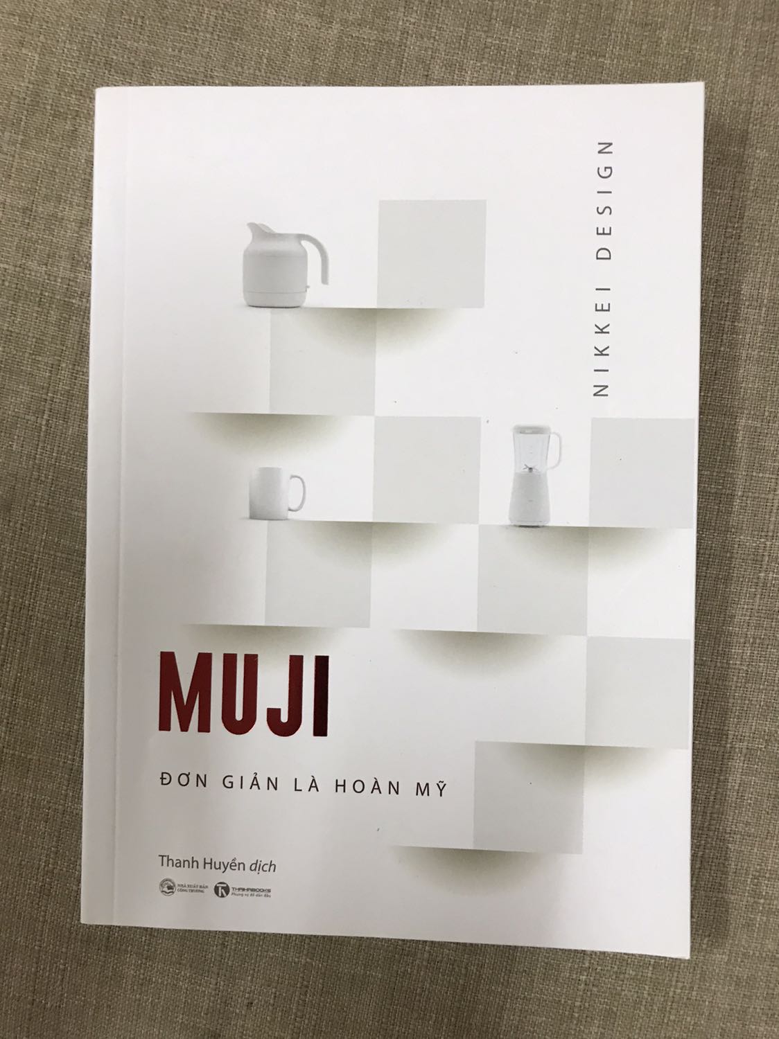 Thực ra mình vừa biết Muji mới khai trương tại Hà Nội và muốn mua một số sản phẩm của Muji nên tìm đọc cuốn này để biết thêm triết lý kinh doanh của họ. Muji gần giống với triết lý của ‘Táo khuyết’, đơn giản và tinh tế. Mình vẫn hay đùa những ai dùng iPhone mà lại dùng cover thì giống như một “cô gái đạo hồi xinh đẹp” trùm khăn kín đầu và mặt chỉ hở 2 con mắt. Hihi. Yêu Tiki vì giao hàng rất nhanh trong mùa dịch