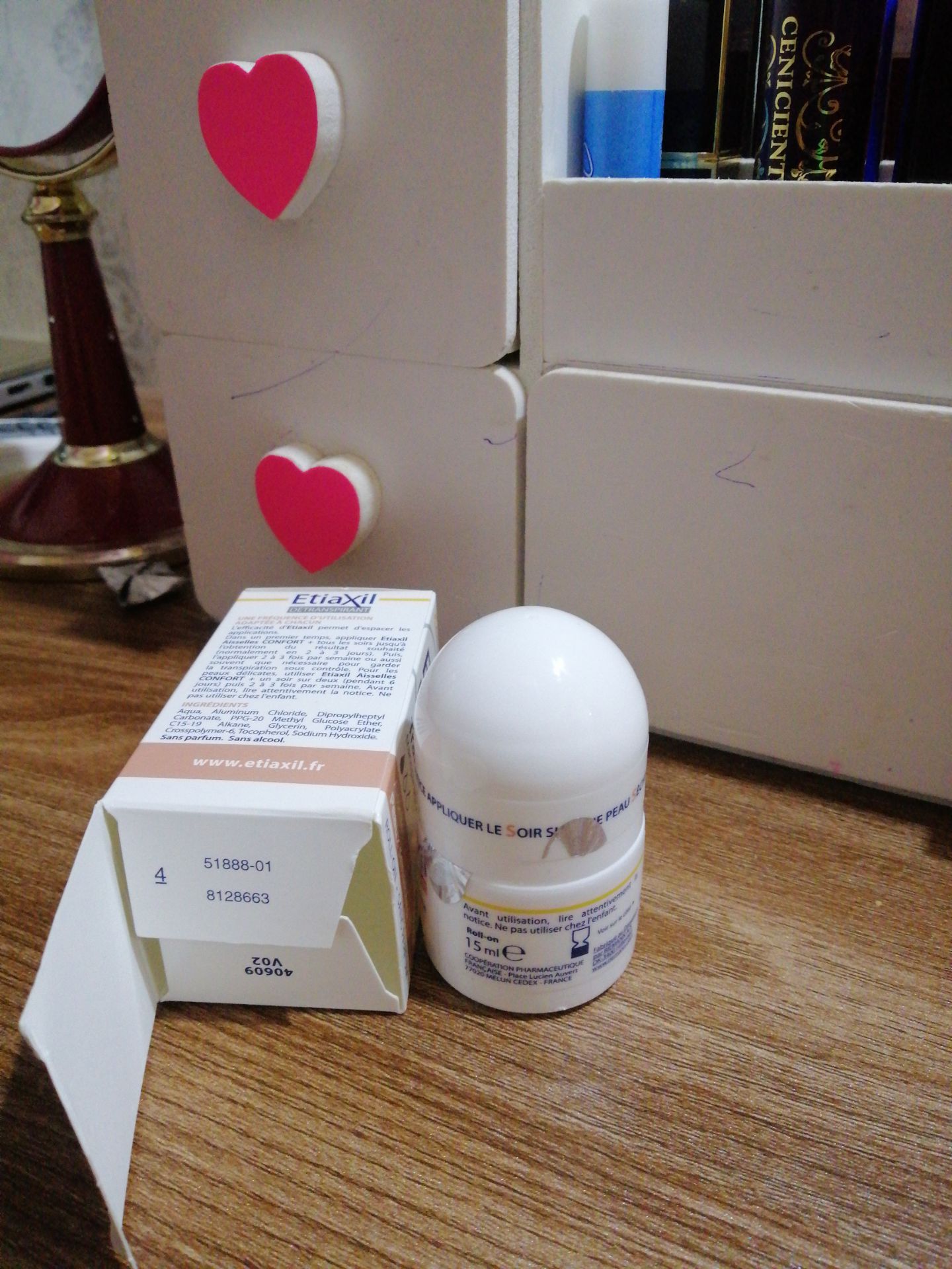 trc giờ vẫn dùng etiaxil ngăn mùi tốt, đc 3-4 ngày, dòng siêu nhạy cảm cho cả bé con đang dậy thì nhà mình dùng xem tnao, mua của tiki trading lần đầu hàng chính hãng tem mác đầy đủ, 2 hôm là nhận đc hàng. cho 5*