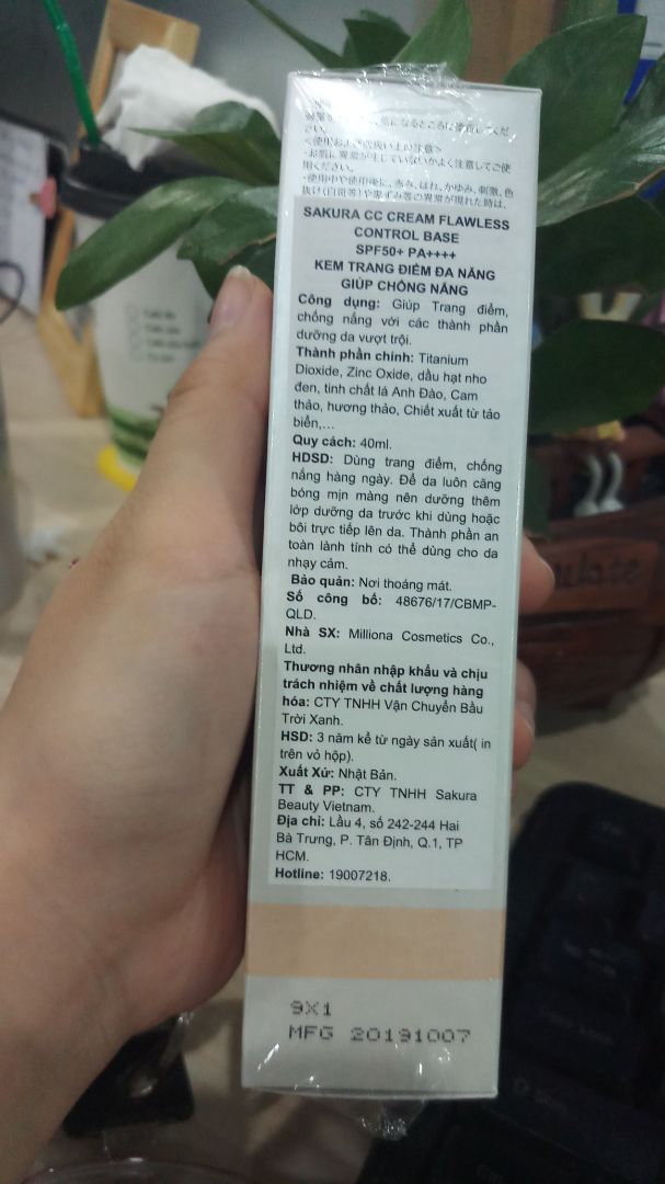 shop bán hàng chuẩn date mới . Giao hàng nhanh hài lòng . về chất kem đánh lên mỏng mịn vừa phải che khuyết điểm nhẹ . ai nhiều khuyết điểm nên có thêm cây che khuyết điểm. Có độ căng bóng trên da . munh đánh lớp phủ nữa , nền giữ ổn 8h