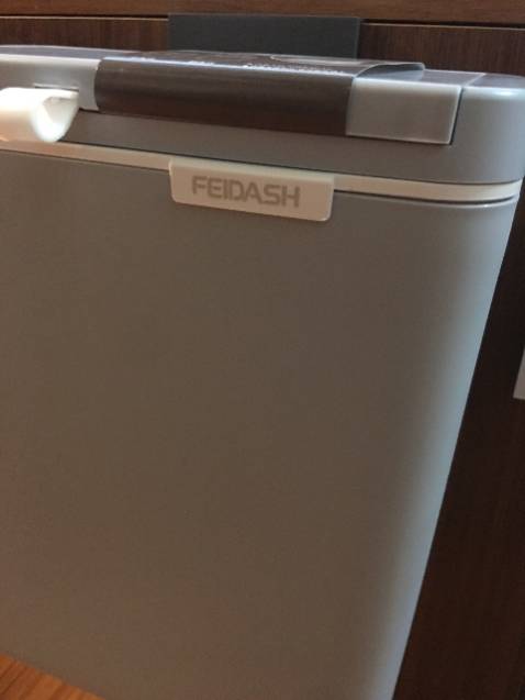 Mình mua màu xanh xám nhìn bên ngoài đẹp lắm, mà chụp ảnh nó lại như màu trắng hê hê. Thiết kế tinh tế sang trọng, thùng to để thoải mái luôn, có 2 cách mở nắp tiện dụng. À có 1 phần đặc biệt mà mình thấy rất thích là có phần thiết kế để túi ngăn mùi của rác, giảm tối đa mùi hôi của rác luôn! Perfect