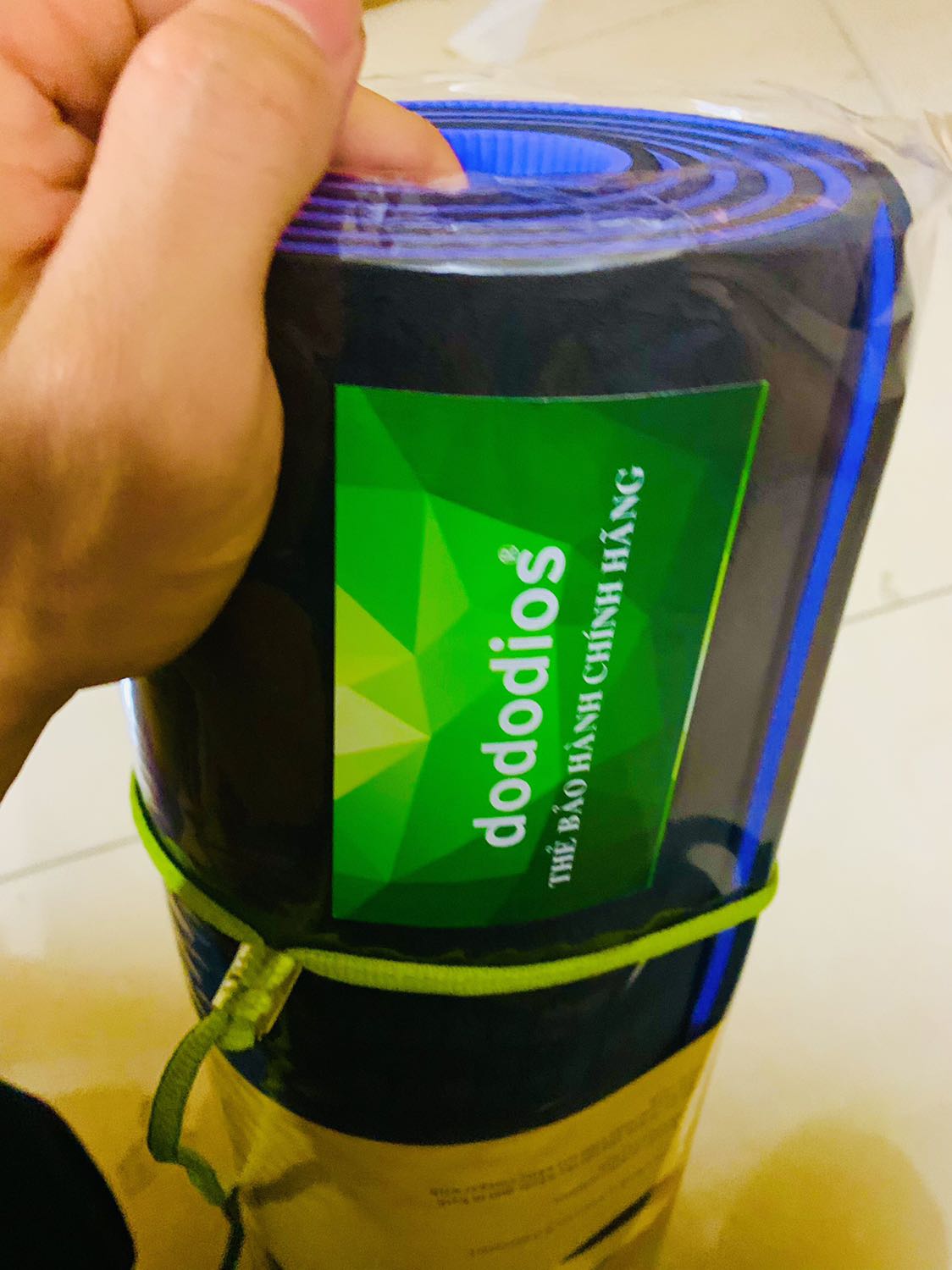 Thảm êm, dày dặn được tặng ca túi đựng và dây buộc rất tiện. Mỗi tội ship nhanh quá nên lần thứ nhất giao không có ai ở nhà may quá lần thứ 2 mới thành công nhân hàng. Suýt nữa không có cái gì để tập
Shop này được cái chăm sóc khách hàng rất có tâm nên thấy ổn áp nên mua