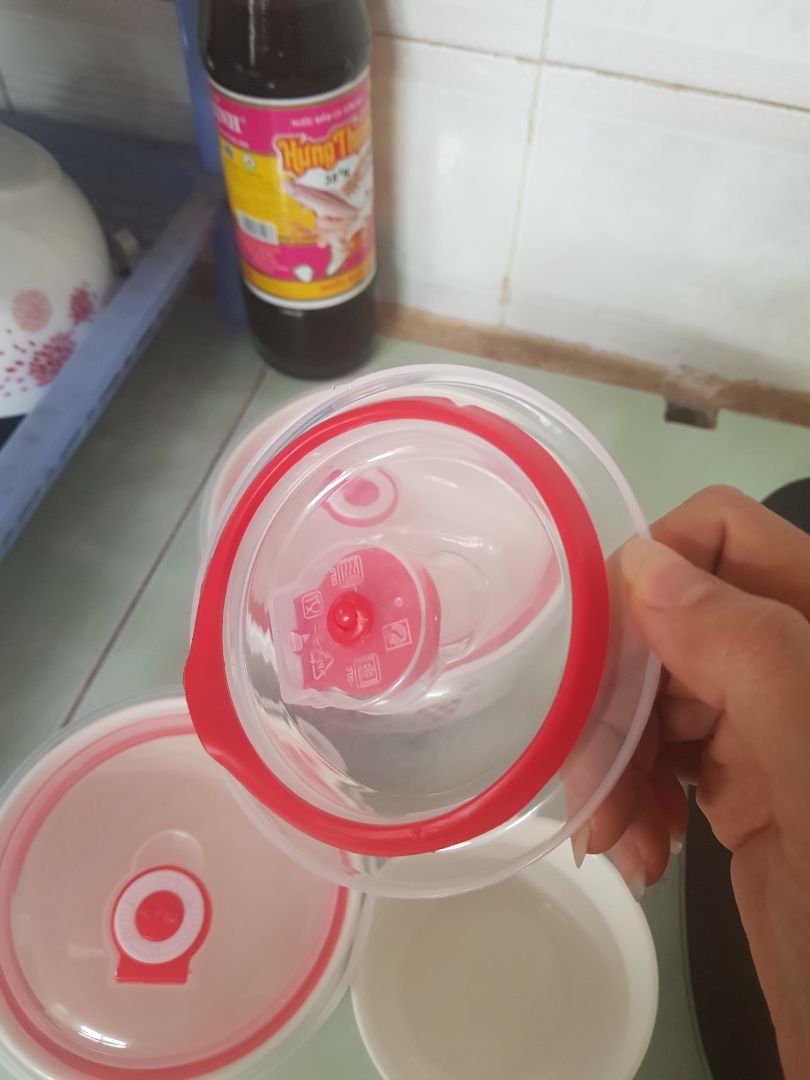 màu đẹp, như hình, nắp nhựa có viền nhưng nắp không đc chặt, dễ biến dạng nhưng chấp nhận đc. có lỗ hút chân không nhưng chả biết hút kiểu j, giống lỗ để thoát hơi hơn