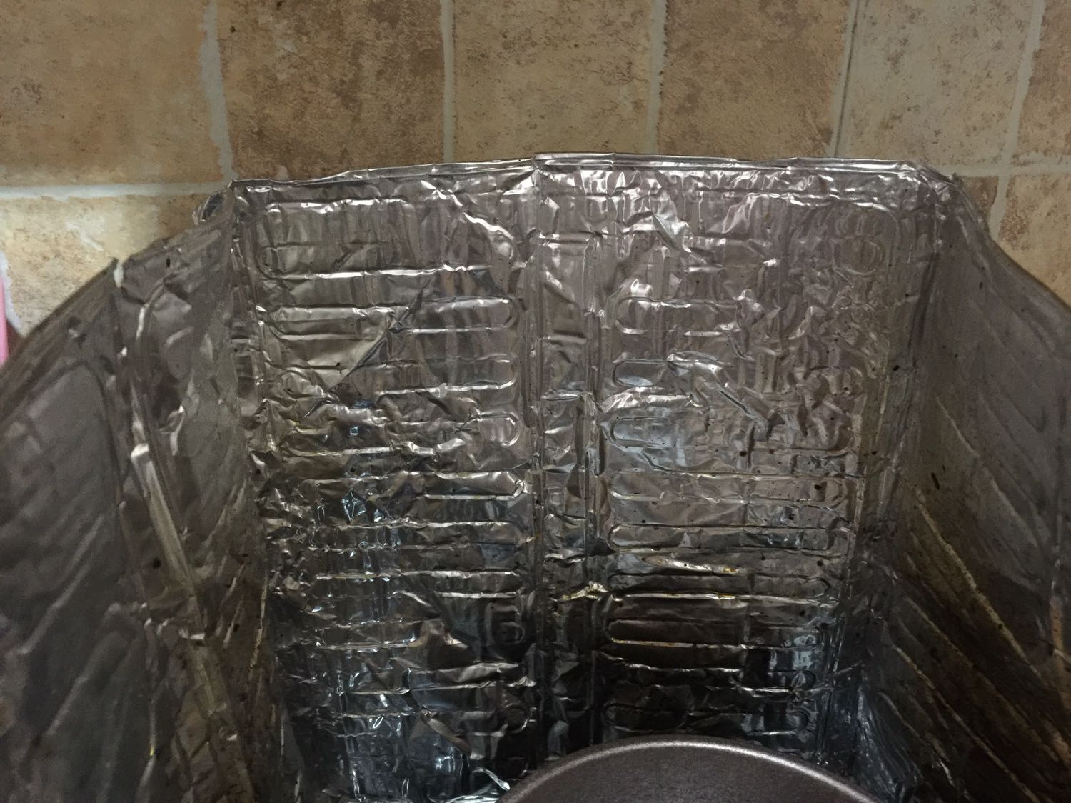 Xài được mà phải 2 bên hông dài hơn vì còn vướng quai cầm nên thiết kế 3 mặt bằng nhau khiến ko che phủ đủ 3 mặt. Và vì hẹp nên gần lửa nên hay bị cháy nám 2 bên. 
Còn về giá cả giao hàng của shop thì ok