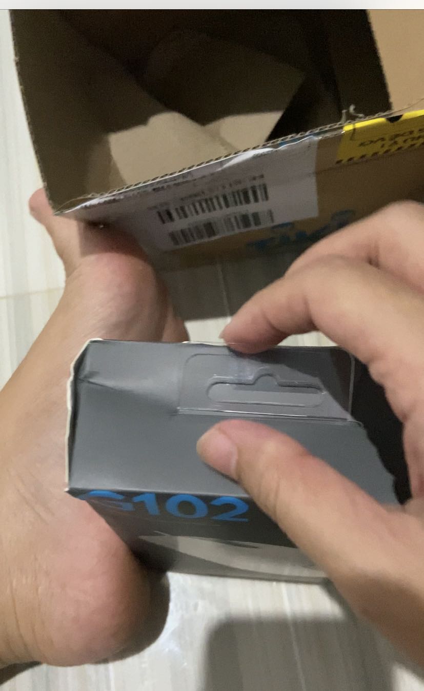 Hàng điện tử mà trong lúc giao hàng bị va đập đến nổi móp méo như thế này, không biết sản phẩm bên trong từng chịu tác động như thế nào. Bên trong cũng k có lớp lót bảo vệ sản phẩm nào hết. Đơn hàng giao cũng rất chậm. Nên làm việc lại với đơn vị giao hàng, rất thất vọng về lần đặt hàng này của tiki.