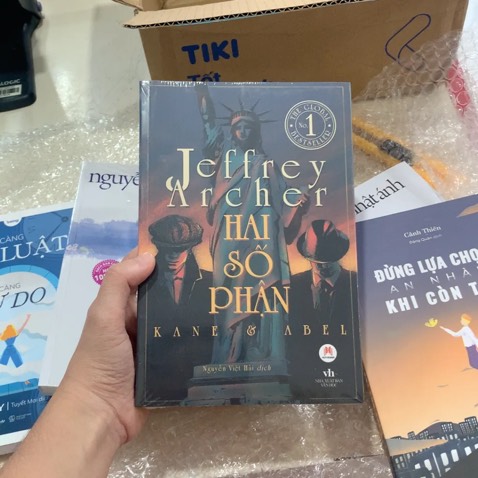 tiki như nhà sách trên sàn điện tử đối với mình vậy, nên từ chất lượng, giá cả đến vận chuyển luôn ưng cực kì luôn. sách được đóng gói kĩ càng, nguyên vẹn khi đến tay, không df móp méo hay quoăn góc gì hết. 
mình canh mãi cuốn novel này, mê cực kì luôn, mà giá trên mấy sàn khác hơi chát, may có tiki cuối cùng mình cũng có dc ẻm🥹🫶🏻🫶🏻