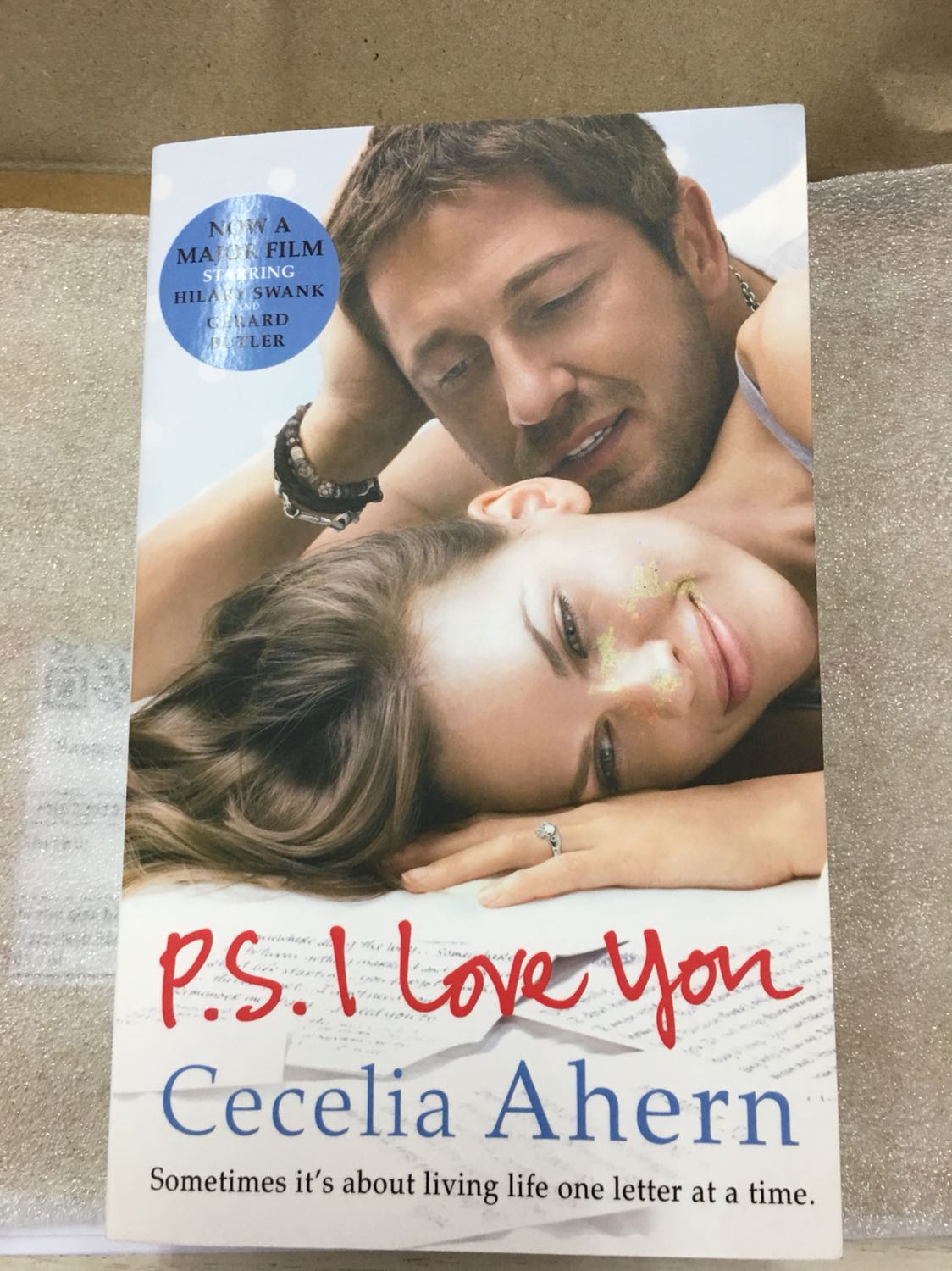 sách đóng gói cẩn thận, sách in đẹp nhưng bìa sách bị lỗi đúng mặt nhân vật nữ. Hài lòng khi nhận được sách. Cảm ơn Tiki