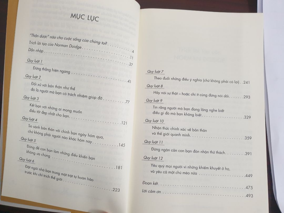 12 quy luật cuộc đời, tuy không mang tính bao chùm đại diện cho nhóm những quy luật quan trọng nhất cuộc sống nhưng cũng khá ý nghĩa khi người đọc nghiền ngẫm và thực hiện tốt nó. Tác giả có kiến thức sâu rộng về các vấn đề xã hội, nhìn nhận, phân tích nó dưới góc nhìn tư duy triết học sâu sắc, trong đó cũng trích dẫn, bàn luận thêm những nguyên lý nổi tiếng khác. 12 Quy luật dạy cho người ta sống ngay thẳng, trách nhiệm, tôn trọng bản thân, giáo dục con cái. Sách trình bày hình thức đẹp, khổ rộng, hơi dày chút, người đọc cần kiên trì mới đọc hết một mạch cuốn sách trong vòng 1 tuần được.