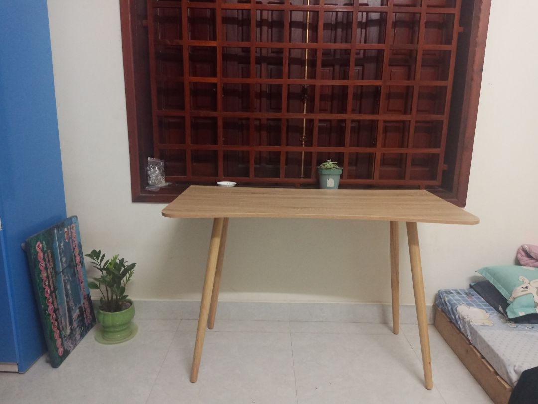 Bàn rất đẹp, không bị bập bênh, chắc chắn.
Tuy nhiên, có 2 điều khiến mình thất vọng:
+ Tiki giao hàng rất trễ, (6 ngày so với dự kiến)
+ Có một chân mà cái ốc vít nó bị mòn, không vặn vào được. May nhà mình có máy nên đã đánh lại và cắt mòn đi 1 xíu. Nếu là người khác thì khả năng cao là phải liên hệ đổi trả á.