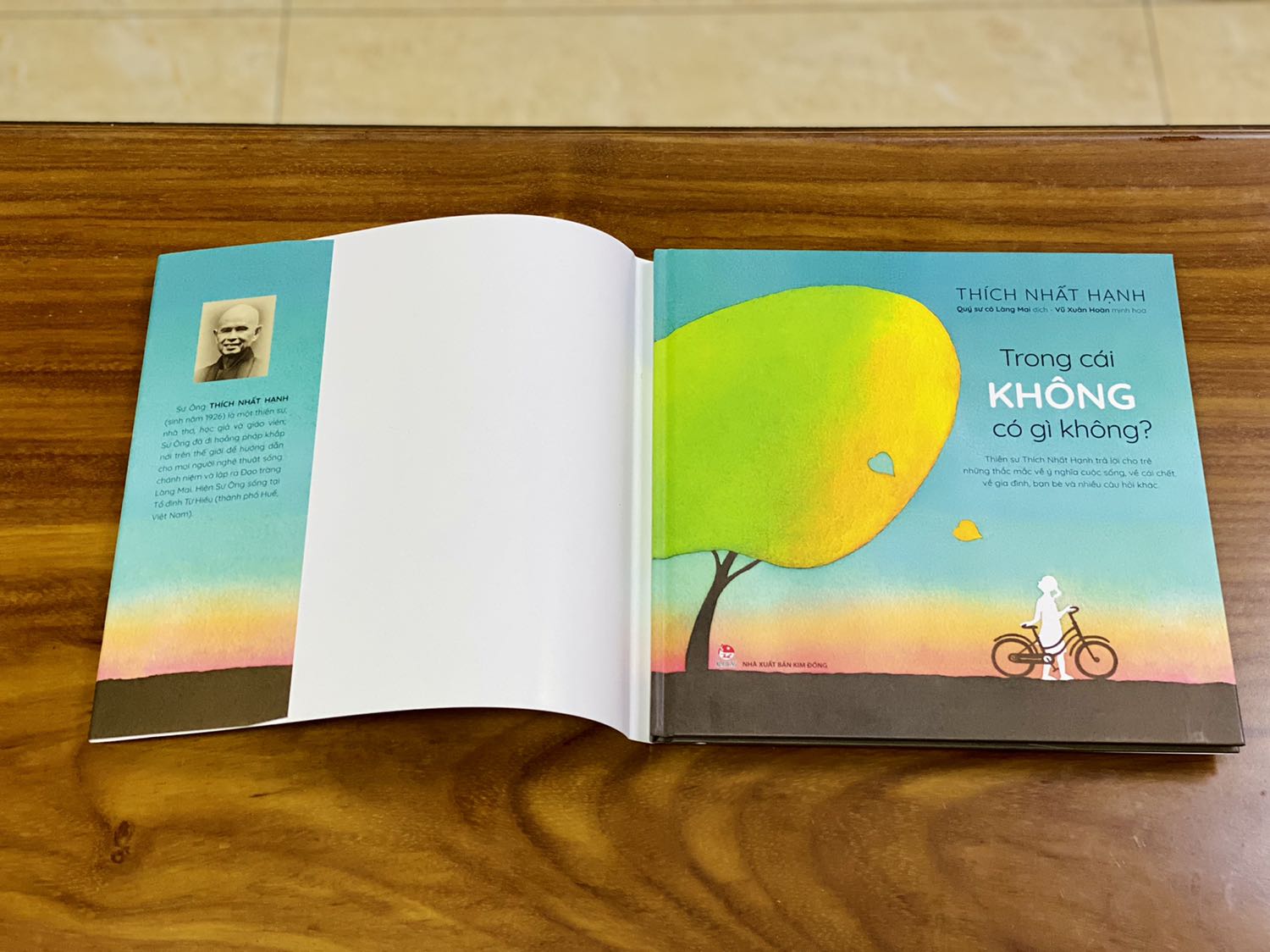 + Fahasa giao hàng nhanh hơn dự kiến, đóng gói luôn cẩn thận, chắc chắn. Cả 2 quyển đều được bọc màng co và chống sốc. 
+ Sách bìa cứng, khổ vuông, to, có áo bìa. Sách mới tinh, nguyện vẹn, không bị hư hại gì cả. Sách được in màu toàn bộ trên giấy bóng, chất lượng giấy tốt, dày dặn. Phần trình bày hài hoà và đẹp mắt. 
+ Nội dung sách là nhiều câu hỏi từ các em nhỏ về những vấn đề xảy ra trong cuộc sống hằng ngày. Dưới câu hỏi là từng câu trả lời ngắn gọn, dễ hiểu nhưng đầy đủ ý nghĩa của thầy Thích Nhất Hạnh. Mình cực kỳ hài lòng về hình thức và nội dung của sách.