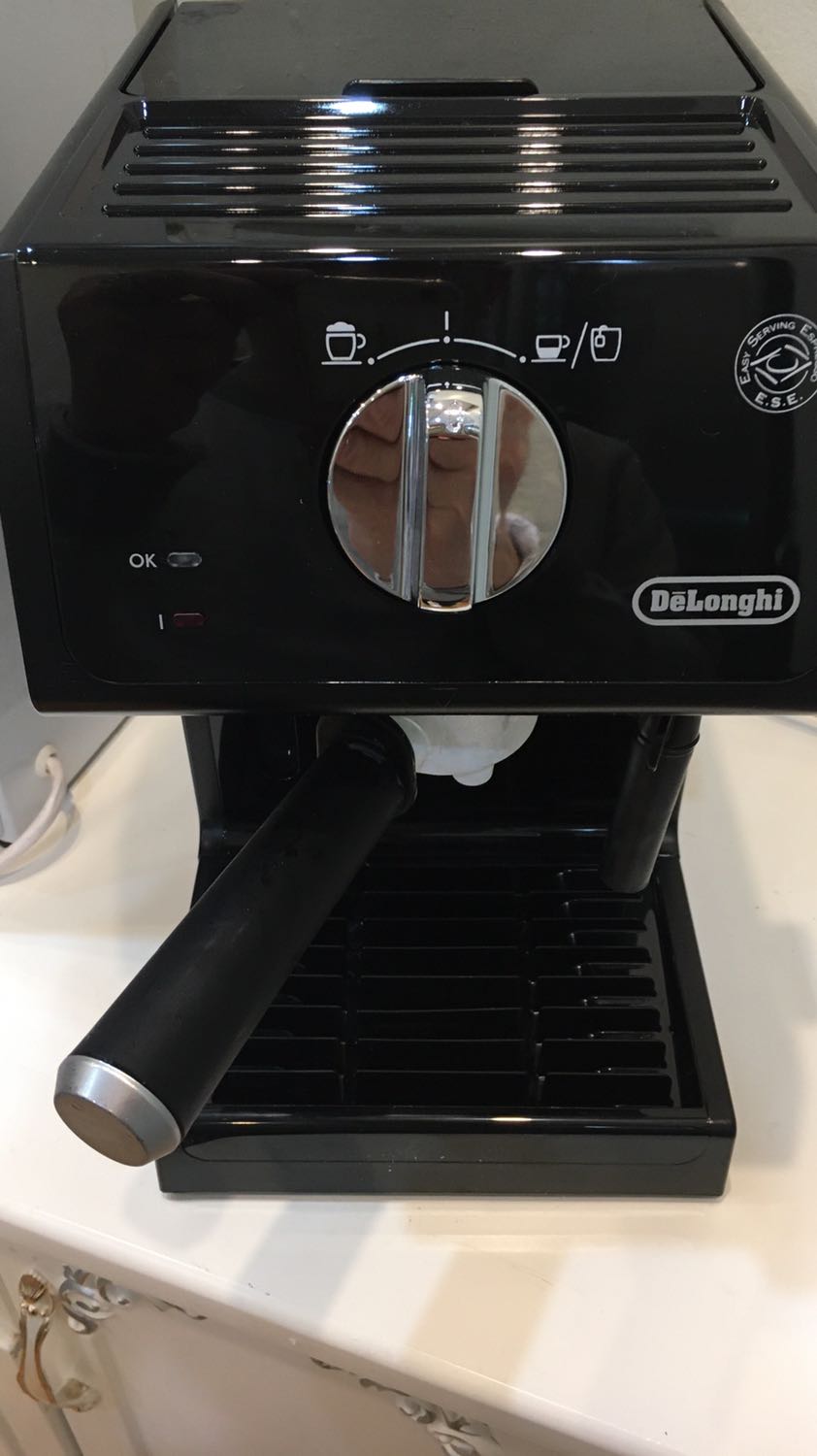 1. Cốc đựng cafe mới dùng một lần đã trồi goăng cao su ra ngoài
2. Tay nắm đựng cafe không đưa vuông góc với máy như hướng dẫn được