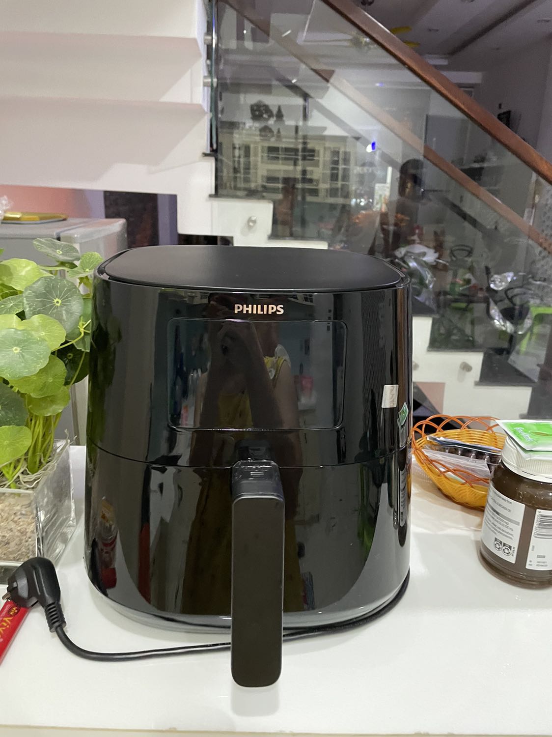 mình mua sale 8.8 giá 3.5*** . hàng giao khá nhanh ( 6 ngày ) 
Nhận được hàng mình khá bất ngờ bơi bên ngoài nồi to , sang , đẹp thâht sự. lòng nồi hơi bé tí so với tưởng tượng của mình. máy chạy rất êm . không có mùi nhựa. vệ sinh khá dễ nếu lót giấy nến và giấy bạt nhé . 
 nên mua nhé mn . 👍👍👍👍