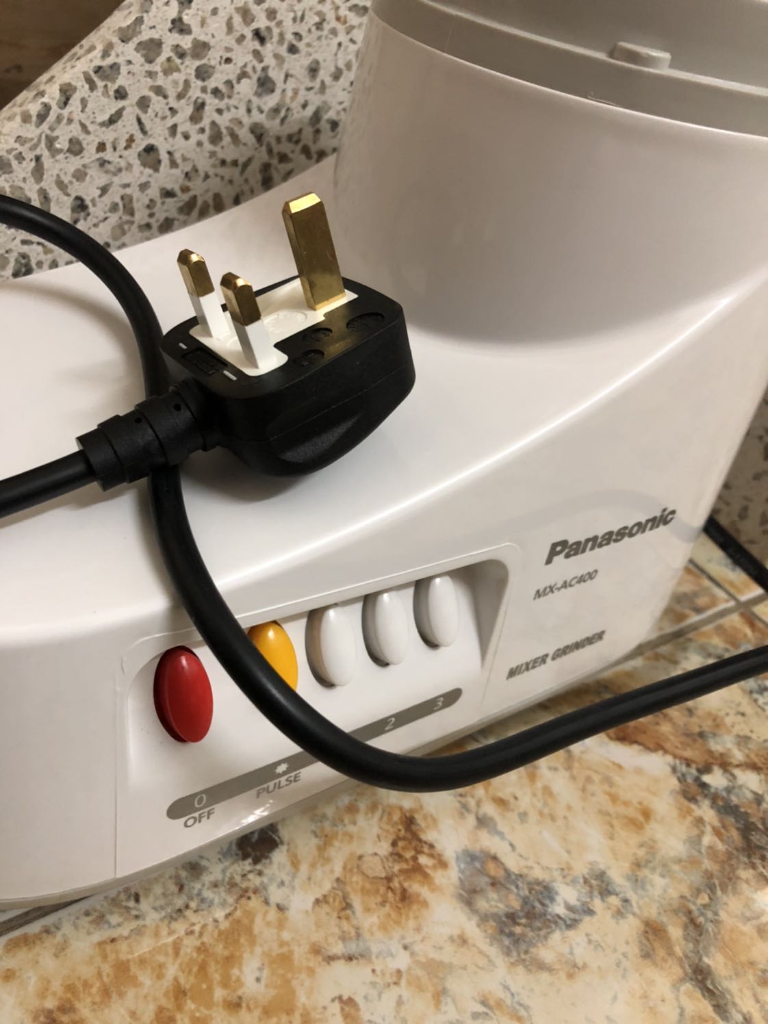 Nguyên thùng. BH chính hãng panasonic Việt Nam. Ghét cái đầu cắm vô cùng. Loại này xài rất bền và tốt. Hơn loại cũ cũng cối inox luôn là lưỡi cắt vặn ra được. Ko dùng chung cối với máy cũ được. Máy cũ xài chục năm chỉ hư cối.