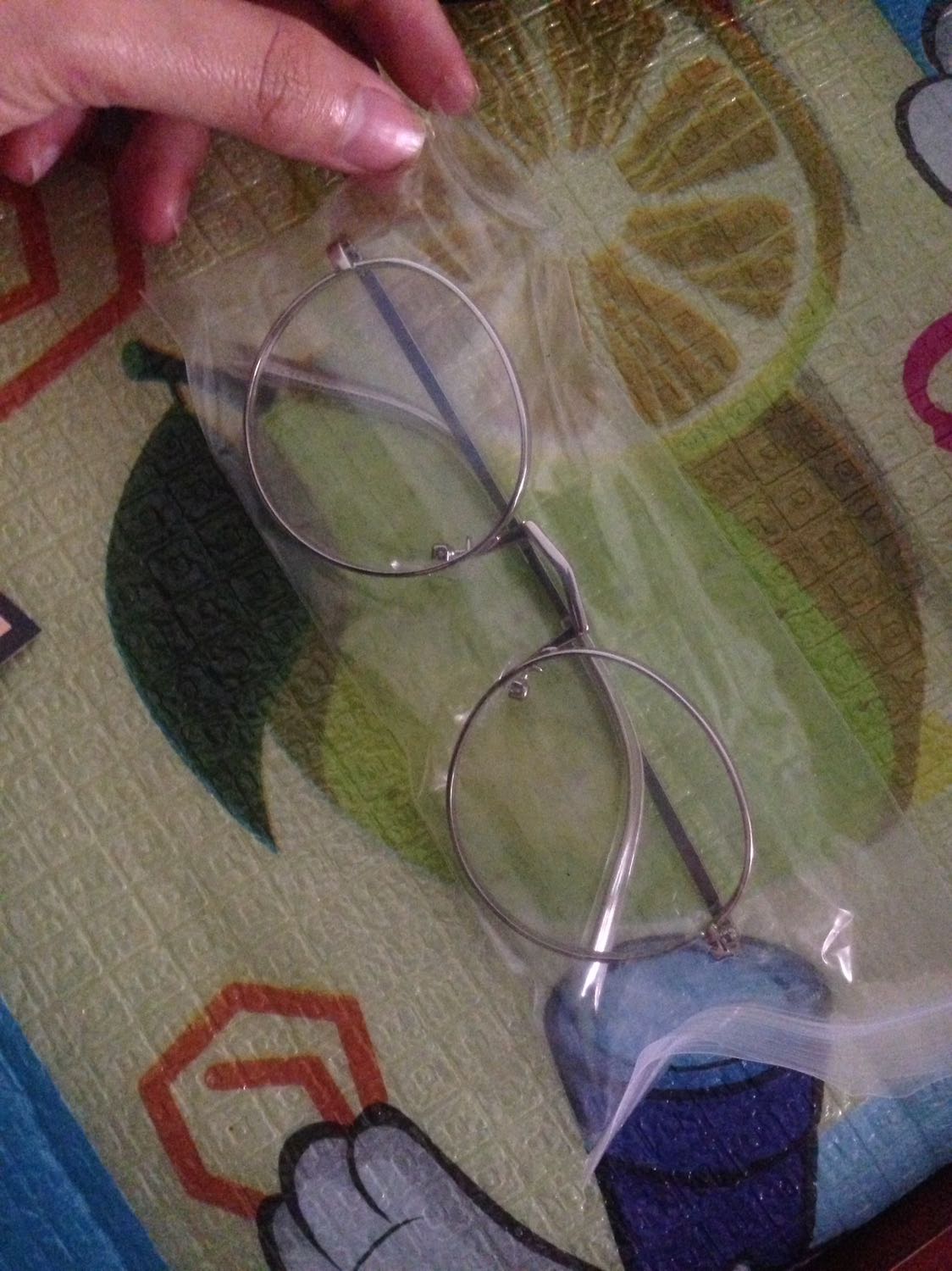 Đóng gói rất cẩn thận luôn kính đẹp gọng viền dày mk rất ưng chỉ tội mặt mk hơi tròn nên chắc k hợp lắm thôi thì lần sau mua mẫu khác vậy