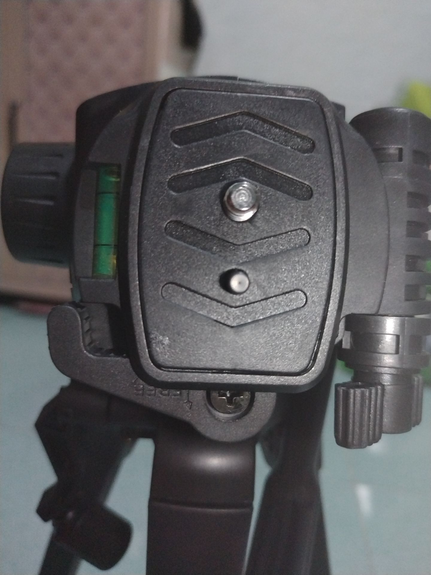 Chân máy khá ổn và cứng cáp nhưng vẫn phải cẩn thận khi dùng ở chiều cao tối đa với dòng máy DSLR. Vì có 2 thước thủy nên cũng dễ kiểm soát cân bằng hơn. 1 điểm trừ là mình không biết do công tác bảo quản của cửa hàng hay do quá trình vận chuyển mà sản phẩm mình nhận được bị trầy xước vài chỗ.